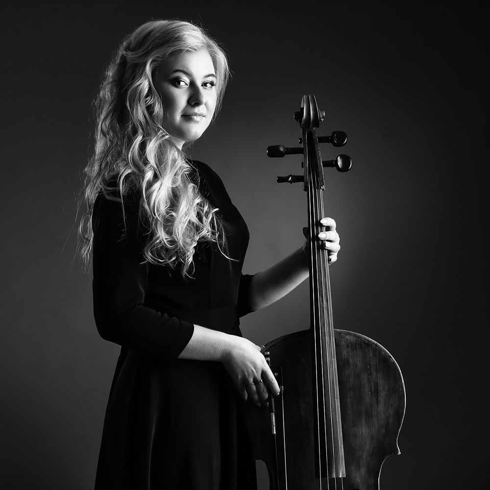 Виолончелистка.