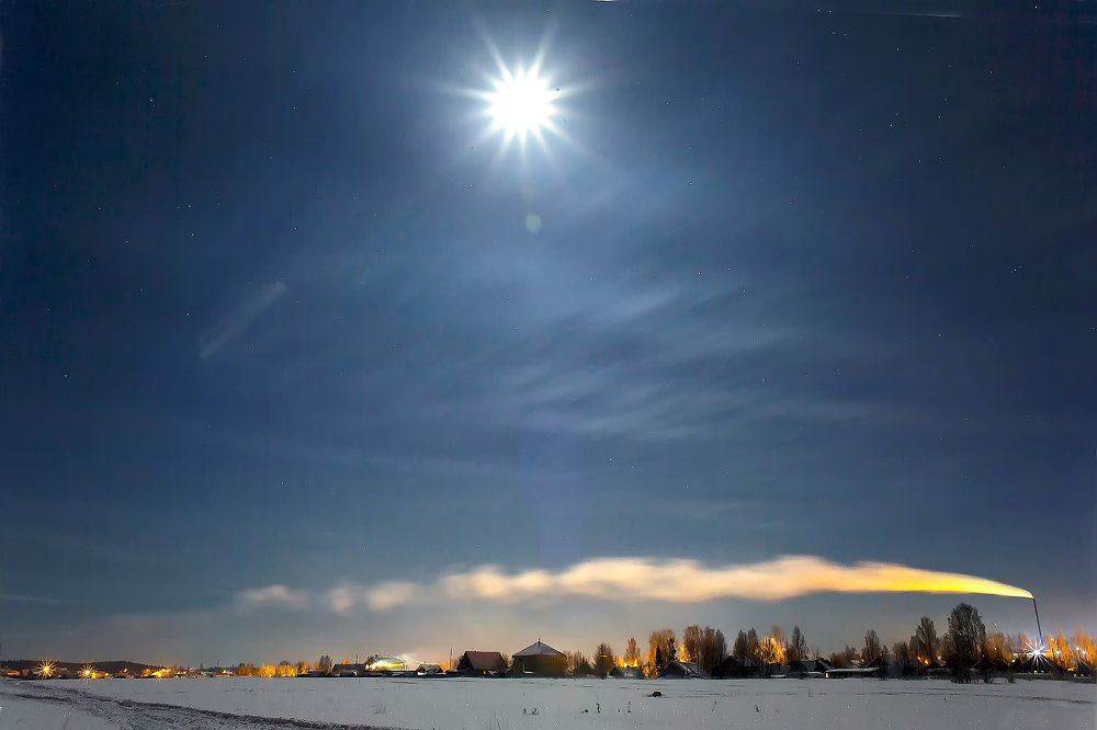 Лунная ночь на окраине города.