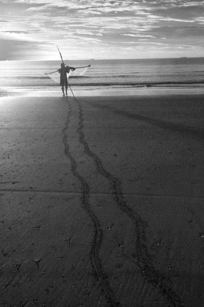 The way to the sea early in the morning