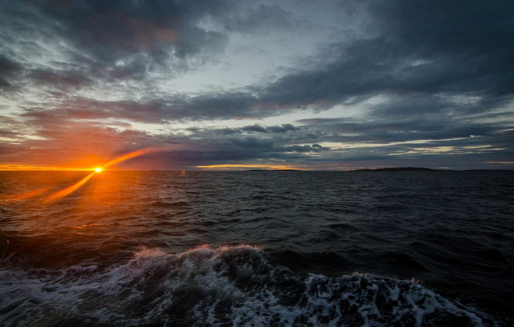 Теплый закат холодного моря