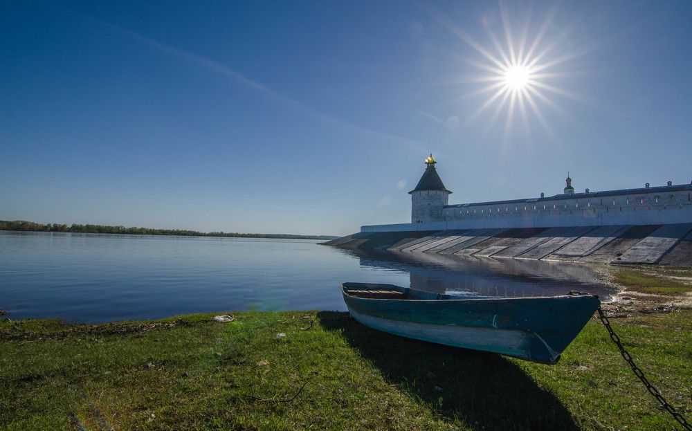 Качается лодка на цепи