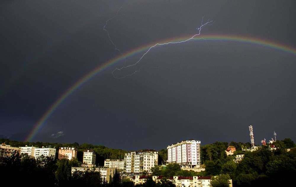 Двойная радуга вместе с грозой