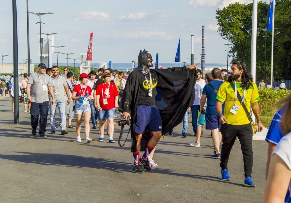 английский Бэтмен изгоняет шведского болельщика
