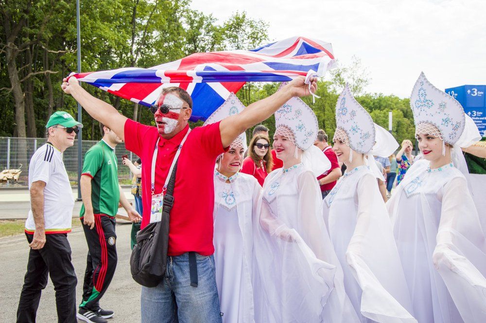 под английским флагом