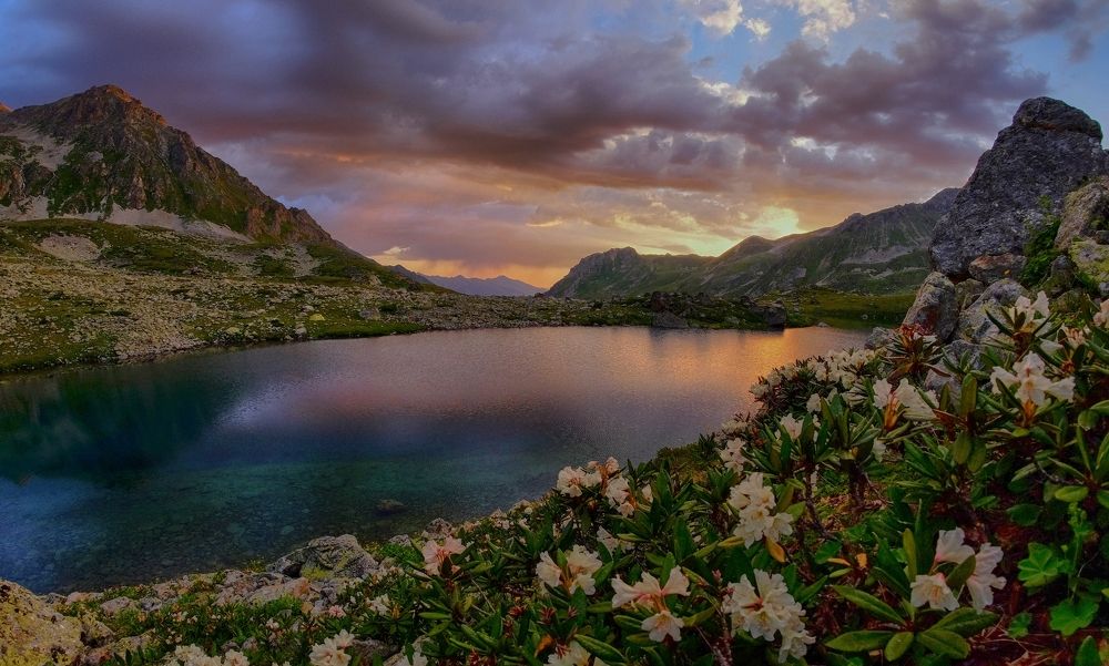 Morning at the mountain lake
