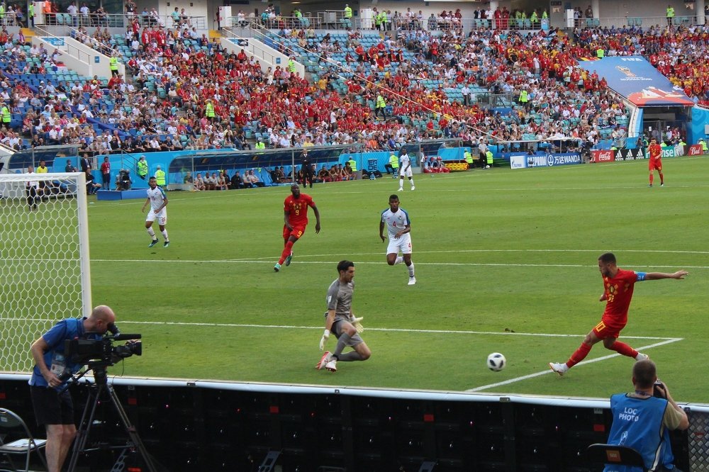 Бельгиец Азар атакует ворота Панамы