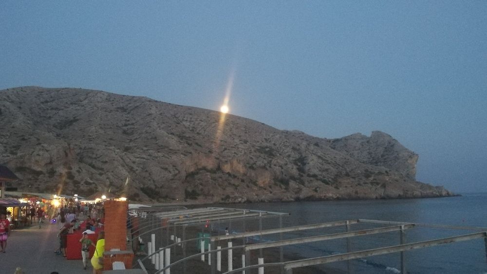 Луна на горе Алчак, Крым.