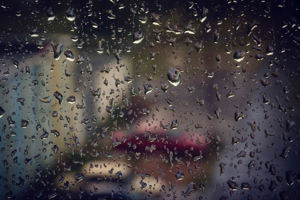 Капли на стекле