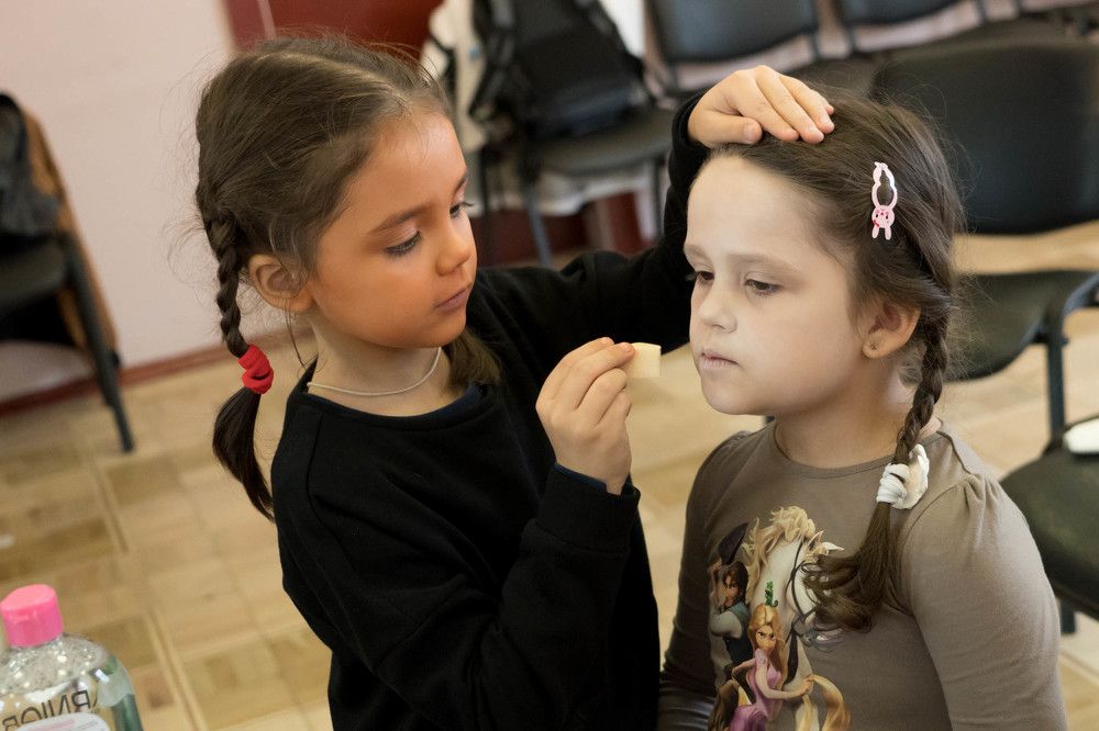 Мастер-класс по гриму. Дети помогают друг другу