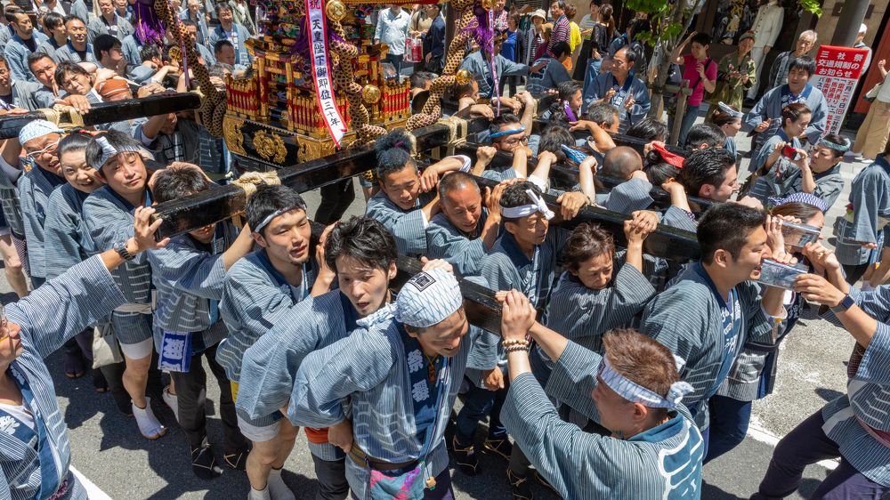 Фестиваль Асакуса Сандзя мацури.  Токио.