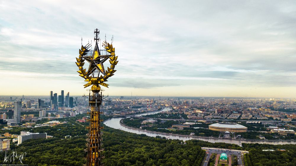 Над Москвой.