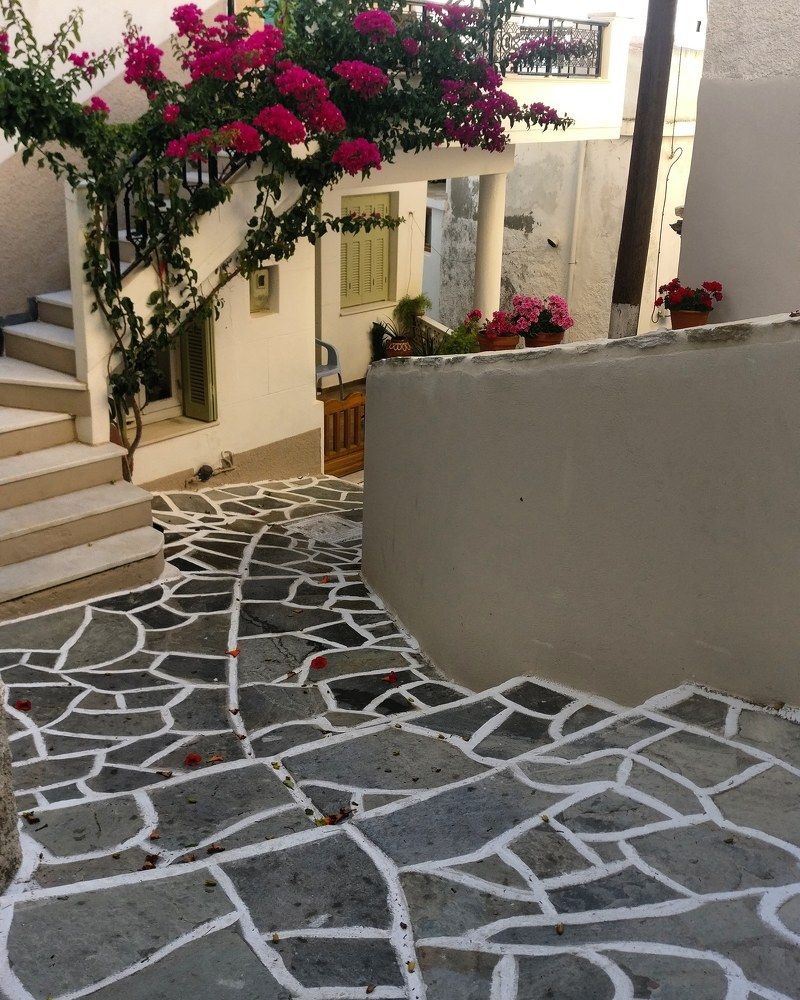 The winding lanes of Naxos