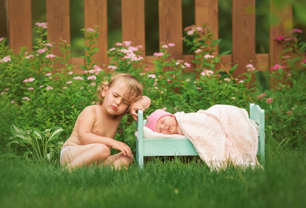 Две сестренки спят на природе