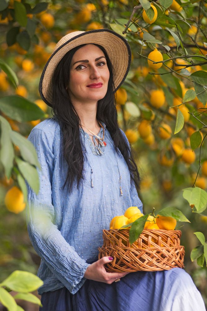 Девушка с лимонами