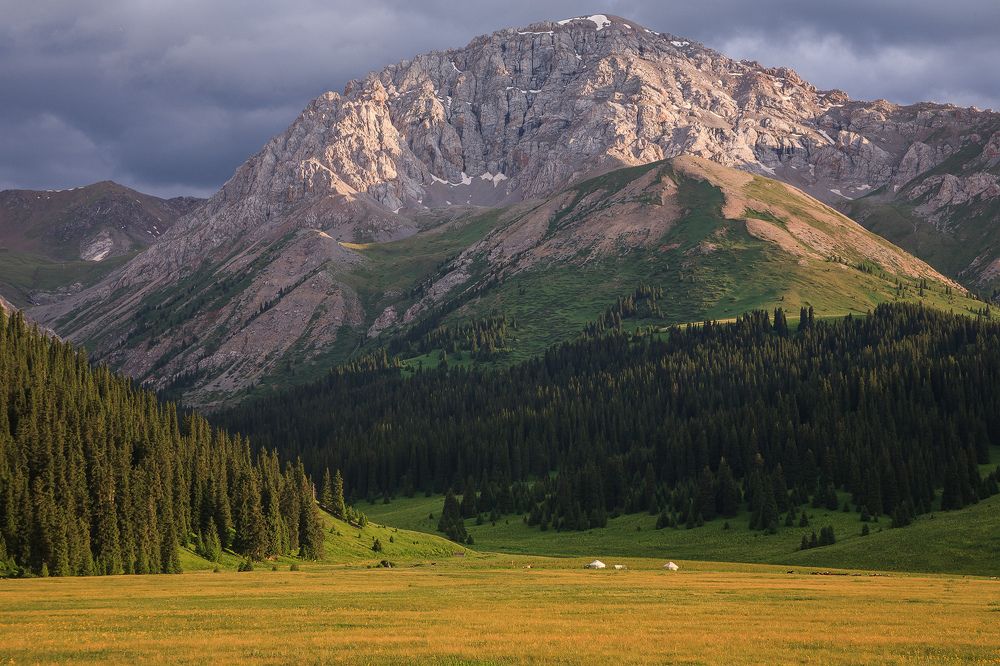 Юрта в горном ущелье
