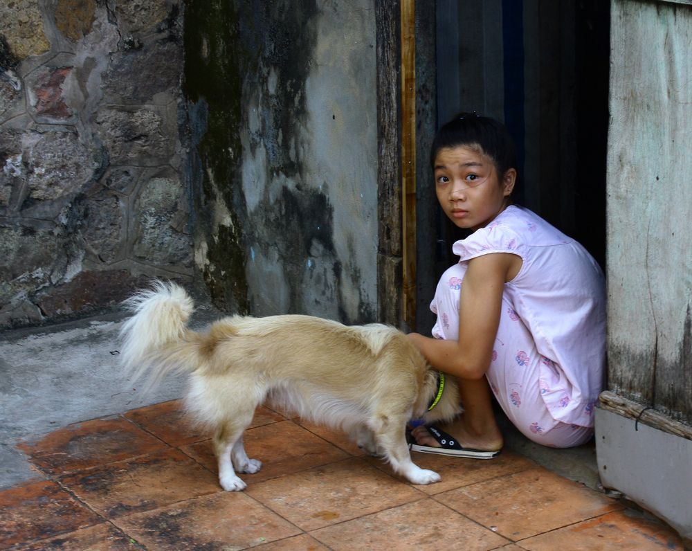 Девочка с собакой.