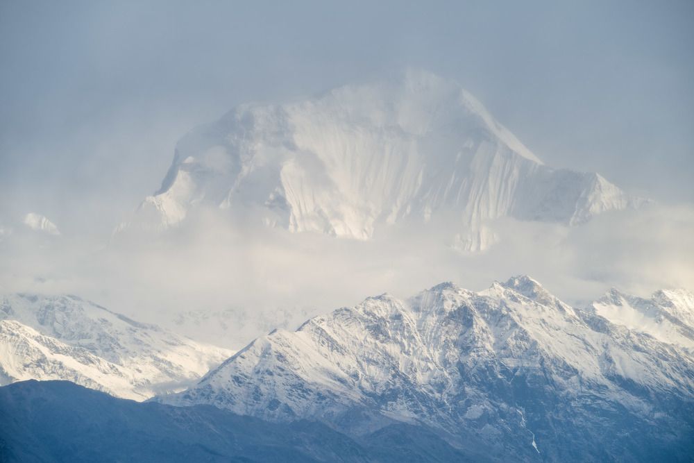 Дхаулагири, плывущая в облаках. 8168 м.