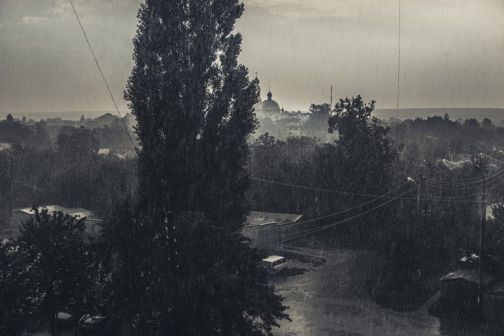 Небо не плачет дождями- оно умывает грязную землю...