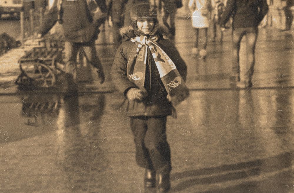 Спешит смотреть на матч