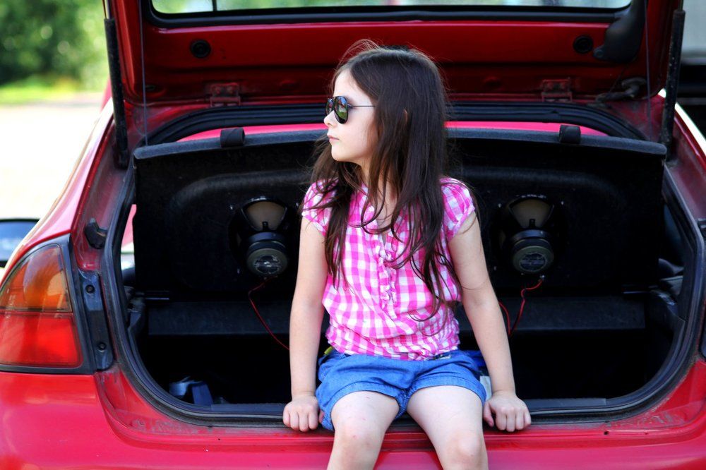 Девочка в красном автомобиле