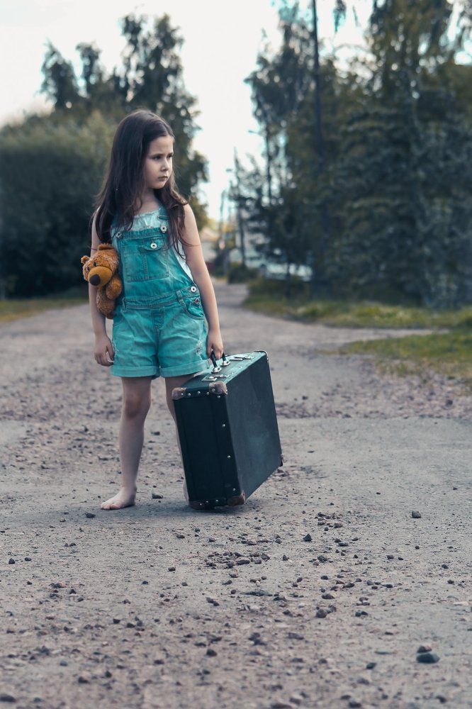 Девочка с чемоданом