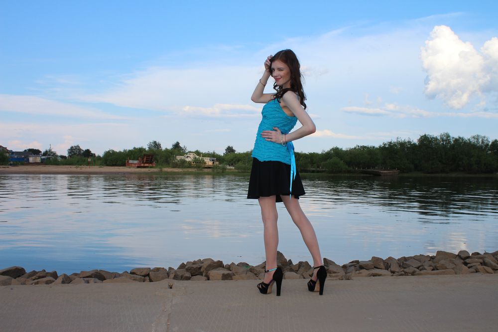 Заигрывает