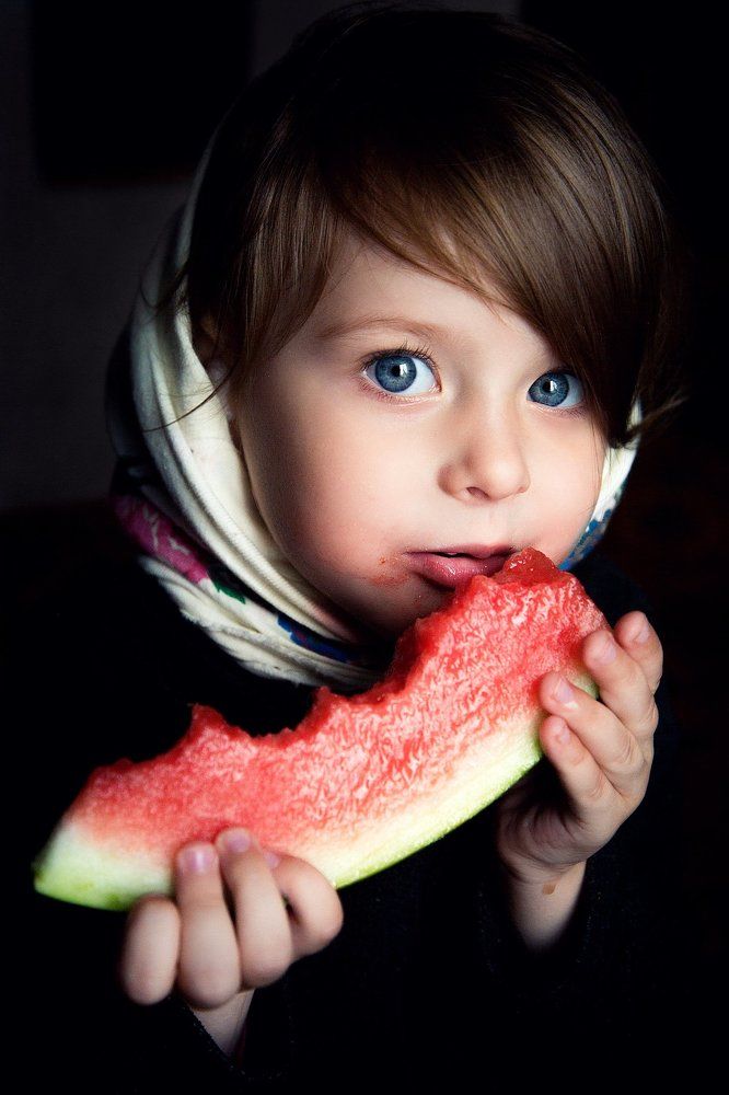 Аленка с арбузом