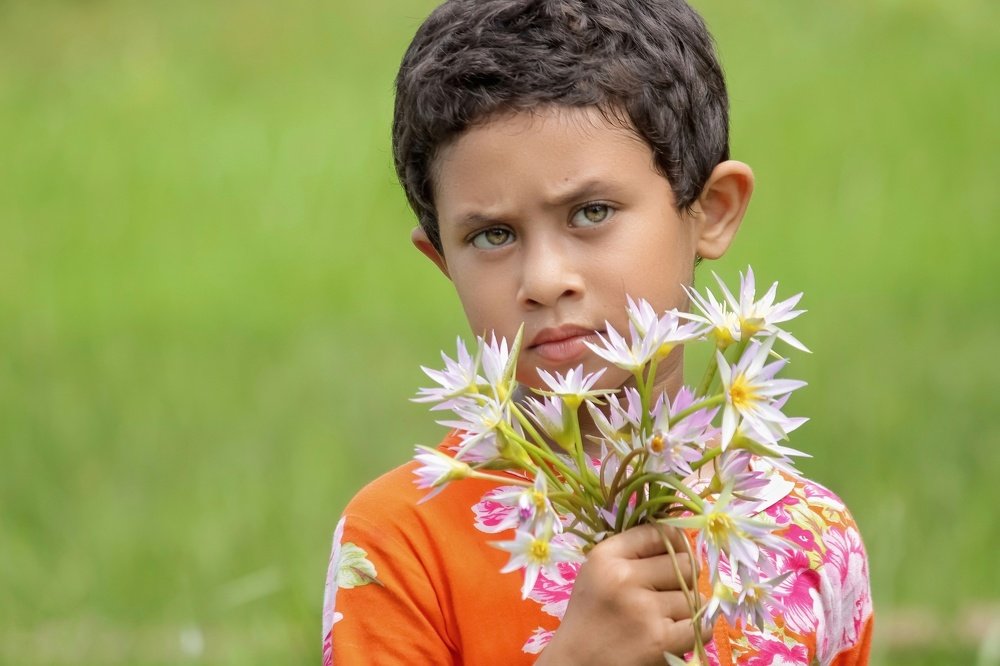 Flower Girl and her beautifulll eyes