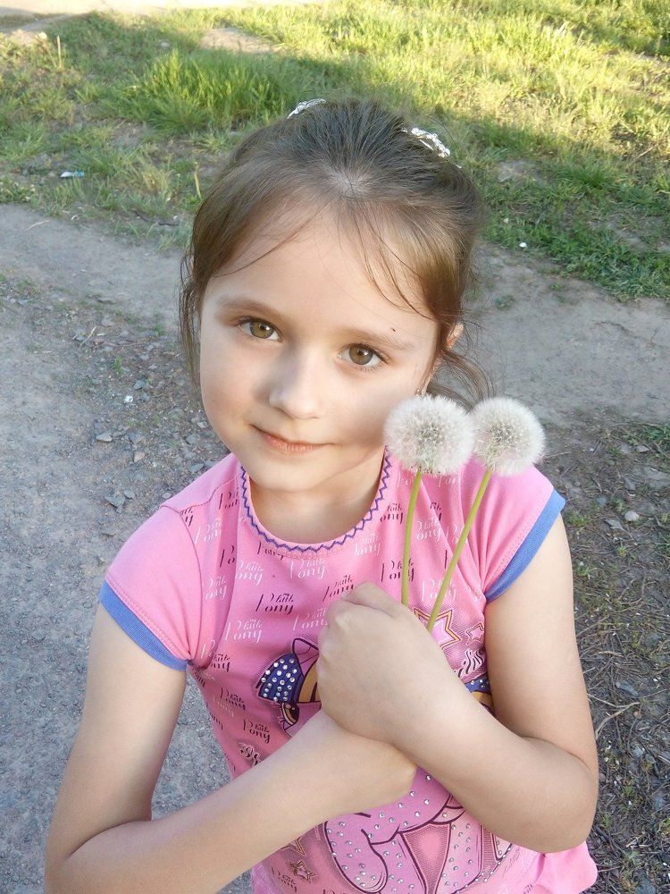 Девочка с одуванчиками