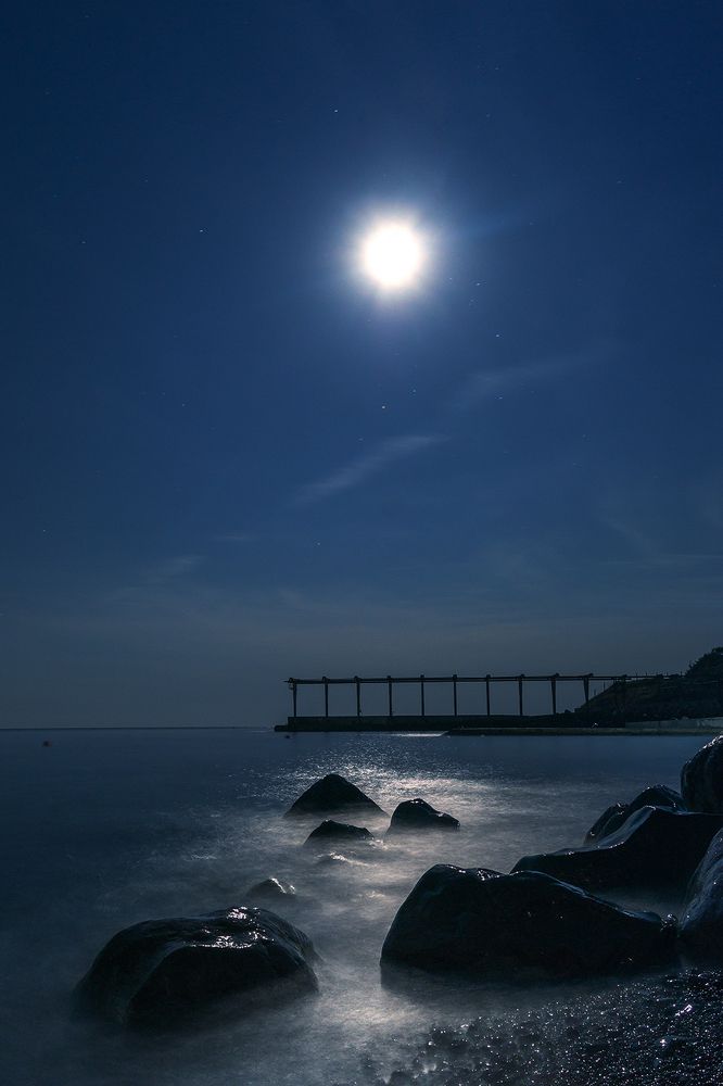 Луна и море