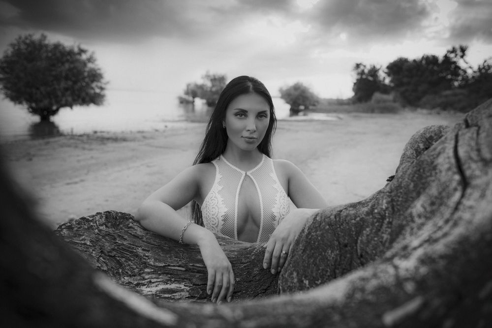 На берегу...