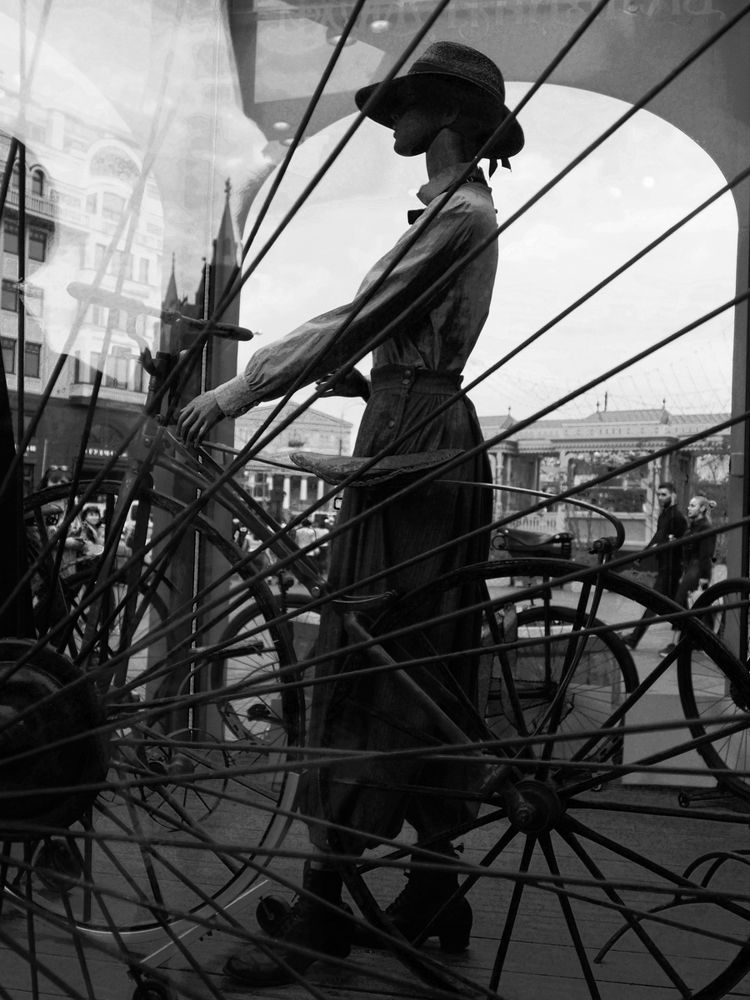 Дама с велосипедом вне времени и пространства