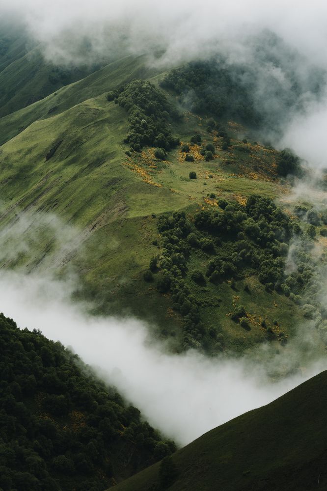 гора покрытая облаками