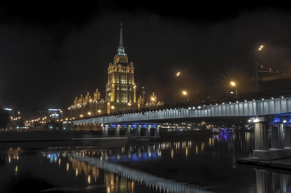 Мост у гостиницы Украина