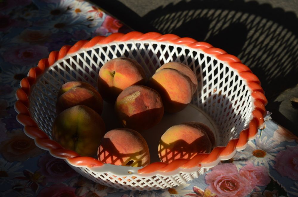 Натюрморт с персиками