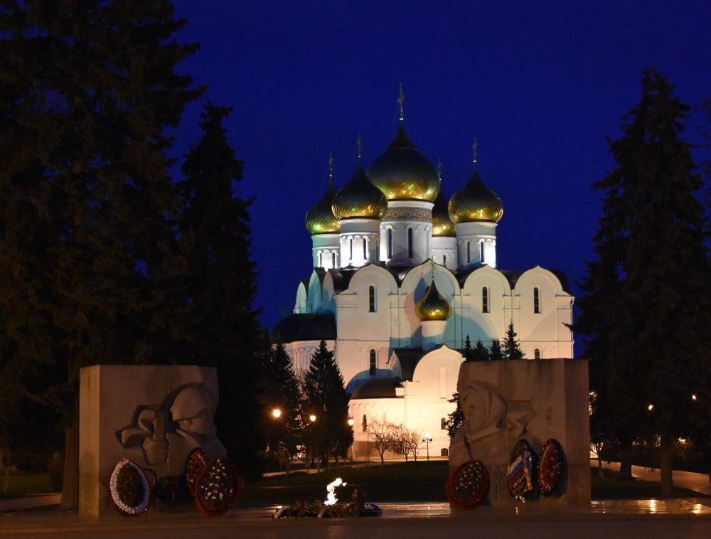 Памятник-монумент «Вечный огонь» и Успенский Кафедральный собор, г. Ярославль/ The "Eternal Flame" Monument and the Uspensky Cathedral in Yaroslavl.