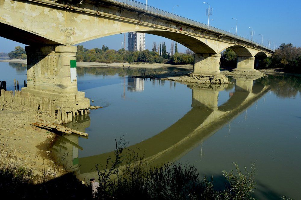 Река и мост