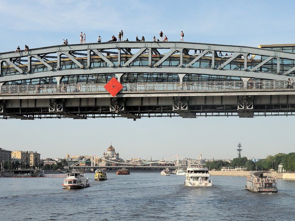 Высоко над водой, на Москва-реке
