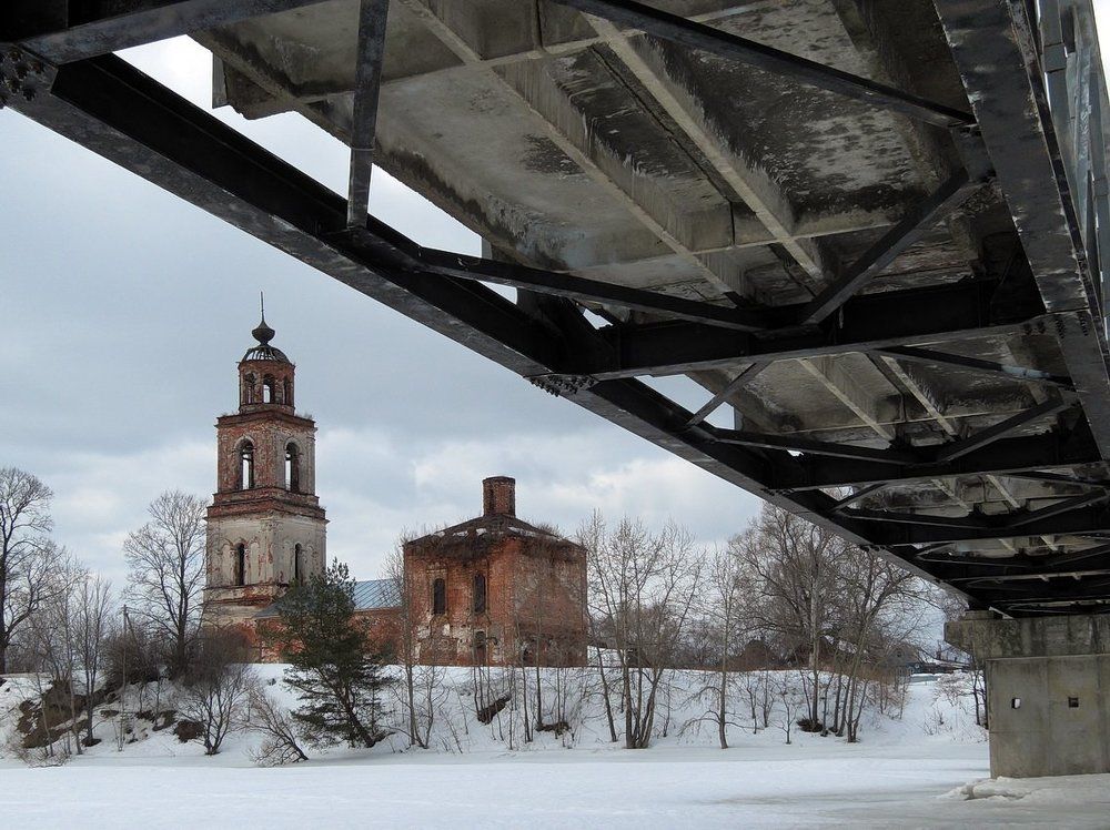 По мосту, через реку к церкви