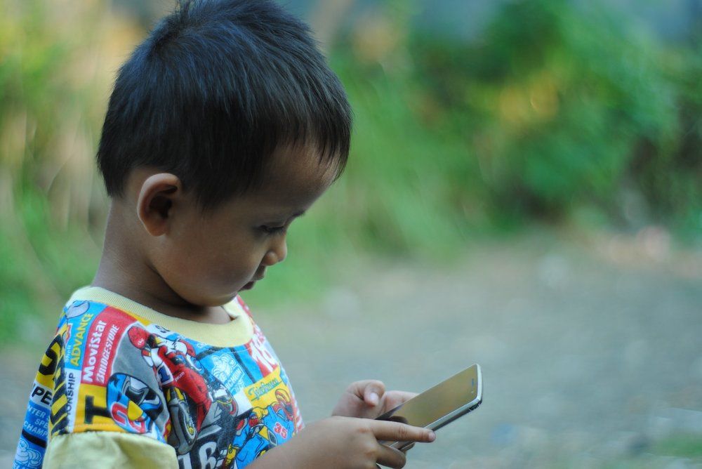 Child vs smartphone