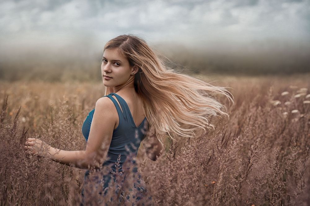 Девушка в поле
