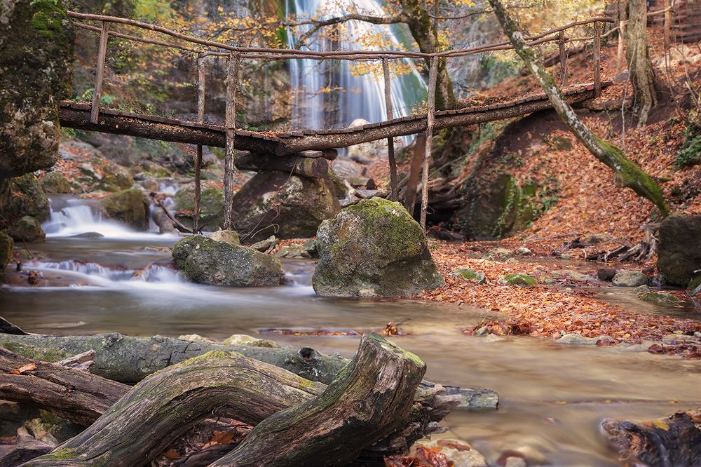 Мостик у водопада Джур-Джур