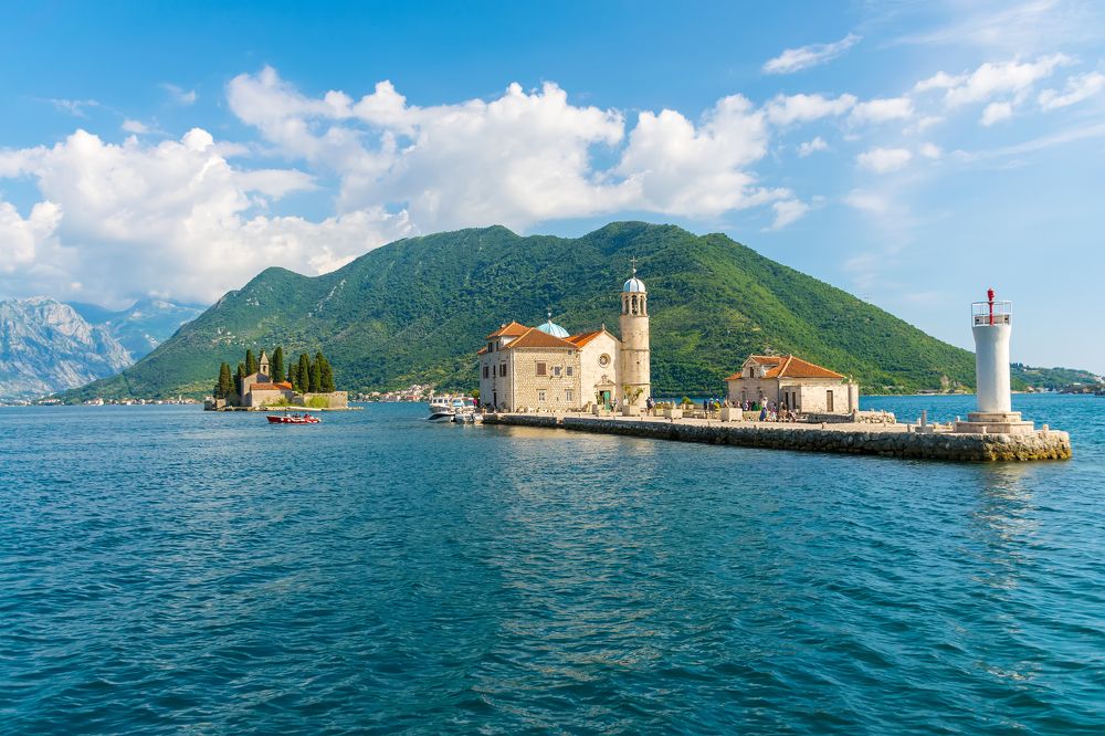 Остров Госпа од Шкрпела и остров Святого Георгия в Боко-Которской Бухте.