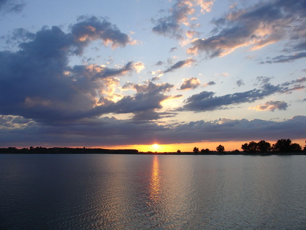 Закат на озере