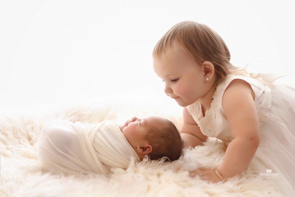 Старшая сестренка знакомится с братиком.