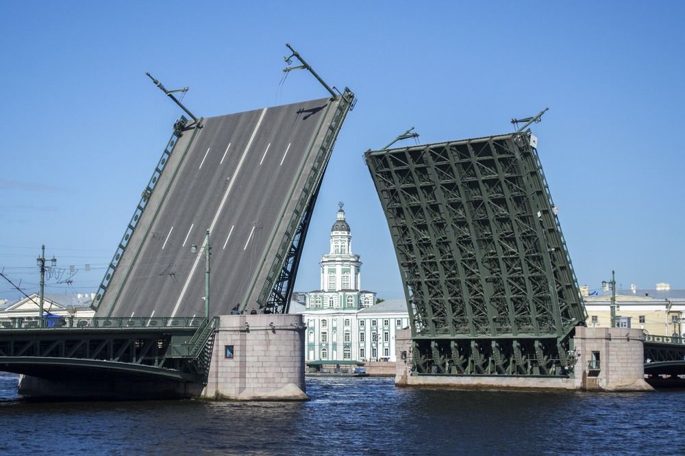 В створе Дворцового моста