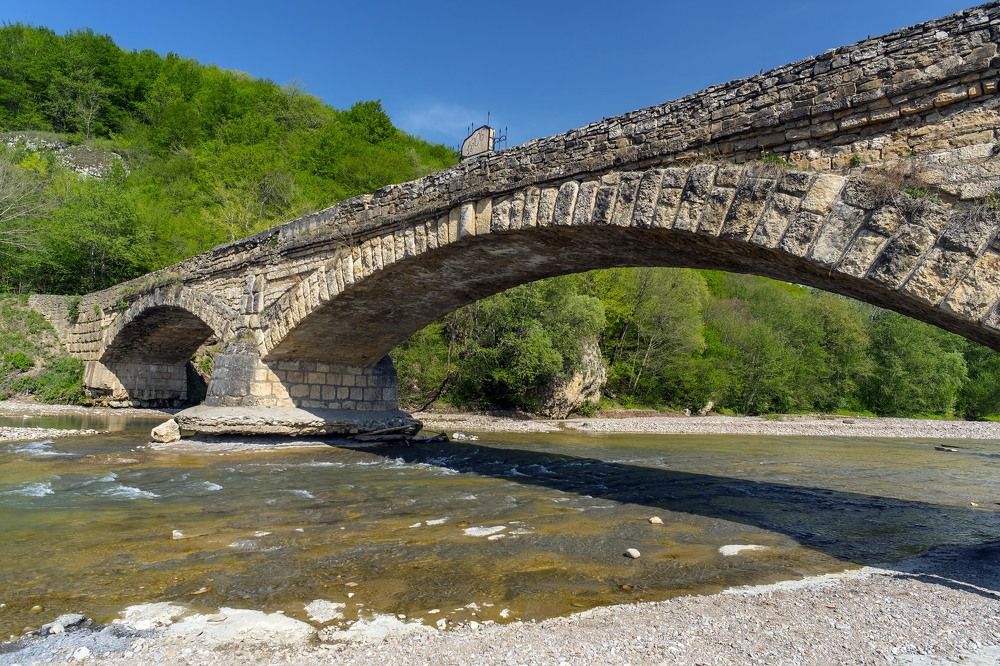 Старый мост через реку Дах. Республика Адыгея, станица Даховская.