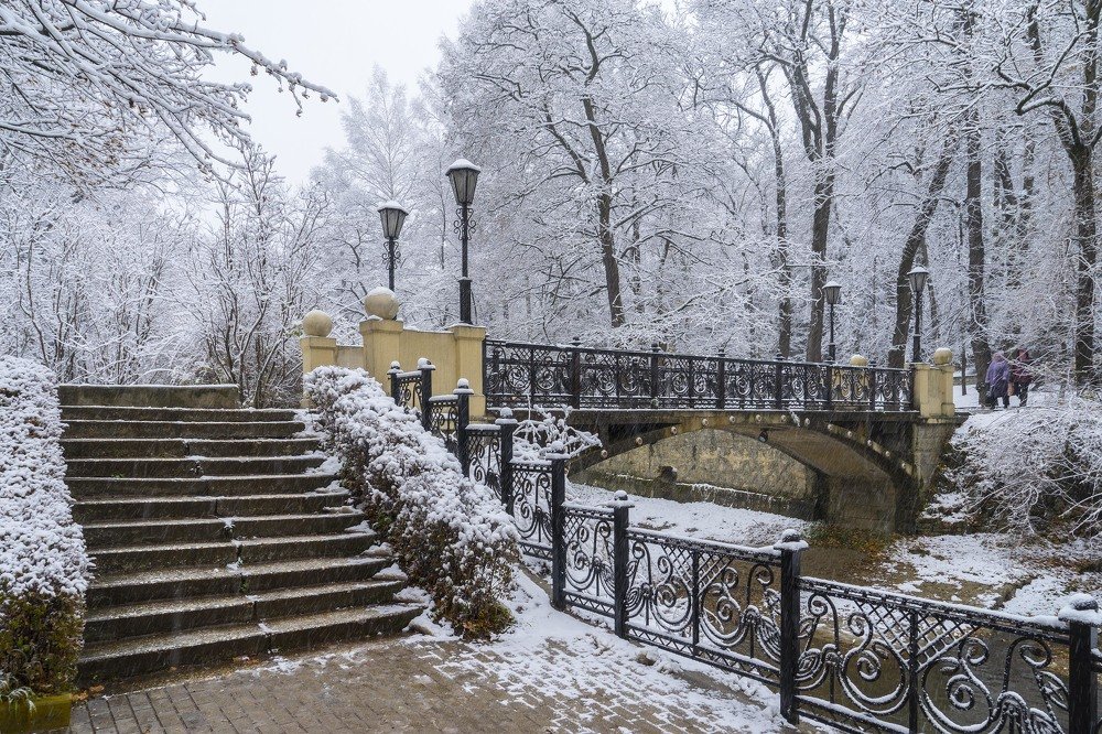 Пешеходный мост через речку Ольховка зимой.