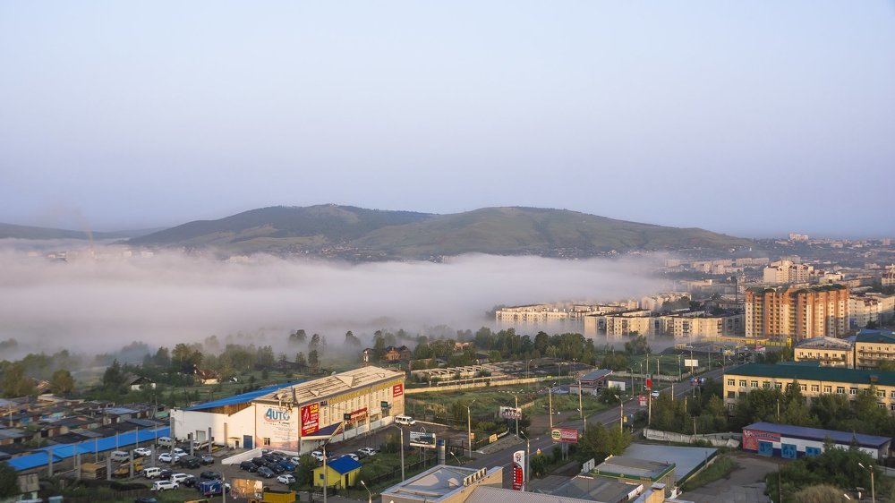 С окрестных гор спускается туман...