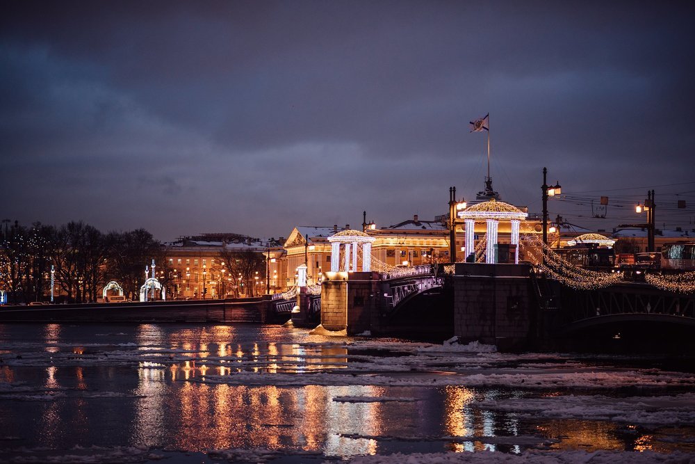 Дворцовый мост на новогодние праздники
